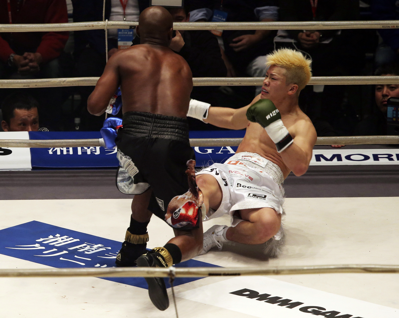 Floyd Mayweather no tuvo problemas para vencer al japonés Tenshin Nasukawa en una pelea de exhibición.