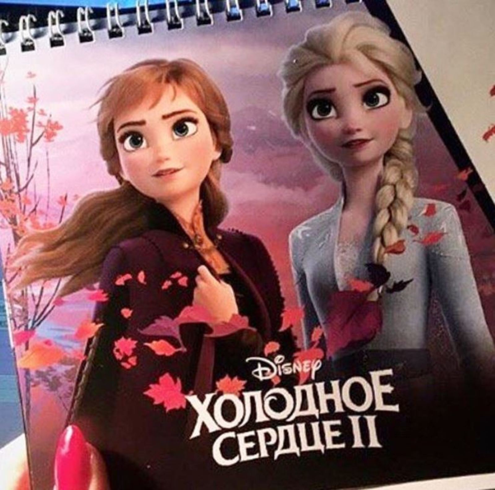 En redes. Dan a conocer el calendario que anualmente Disney publica en Rusia con la foto de Elsa y Anna en Frozen 2.