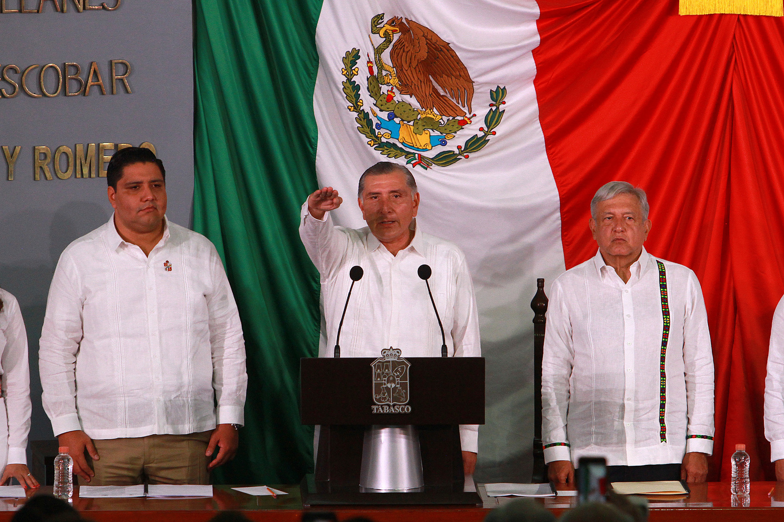 Acompañado. Adán Augusto López Hernández rindió protesta como gobernador de Tabasco, acompañado por el presidente López Obrador.