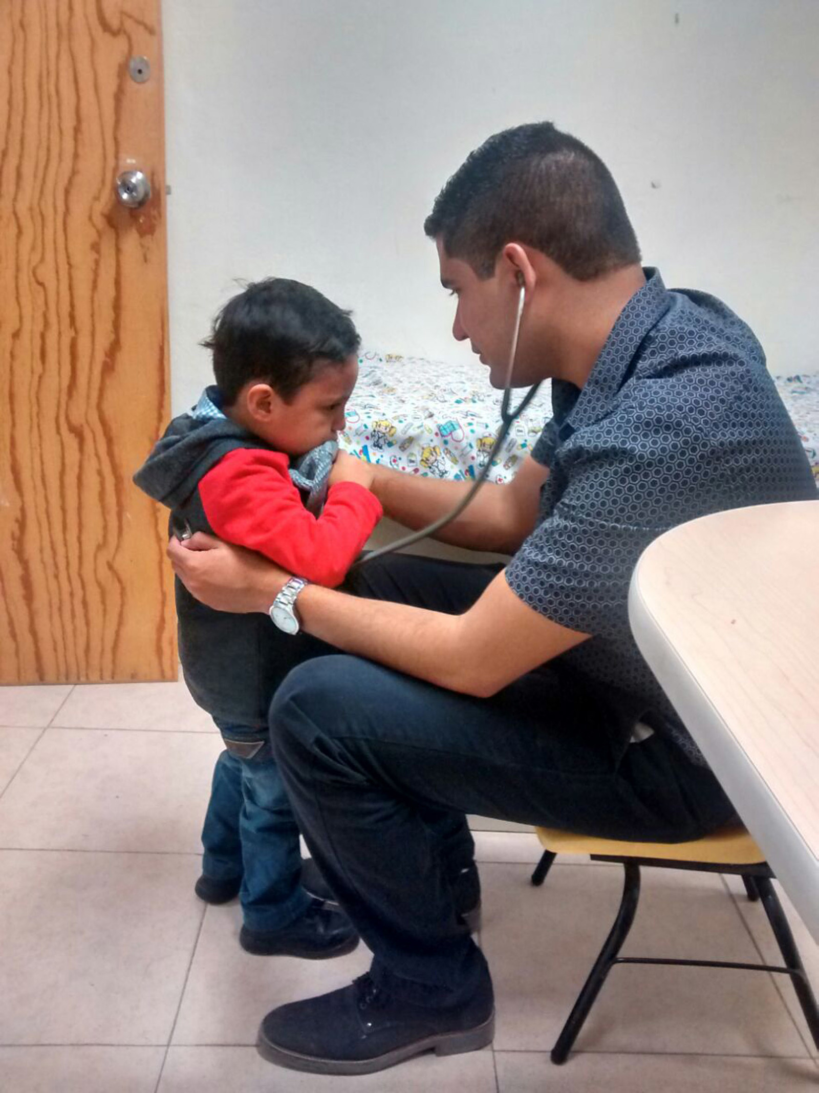 Consultas. Personal y estudiantes de la Facultad atienden a niños y adultos en el Ceprospac.