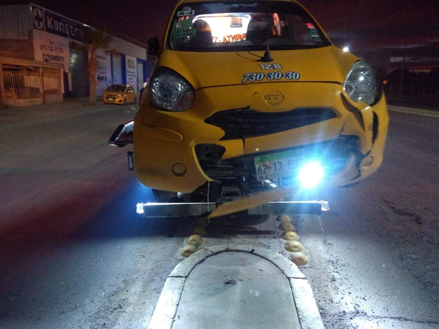 Abandonan taxi tras chocar en Torreón