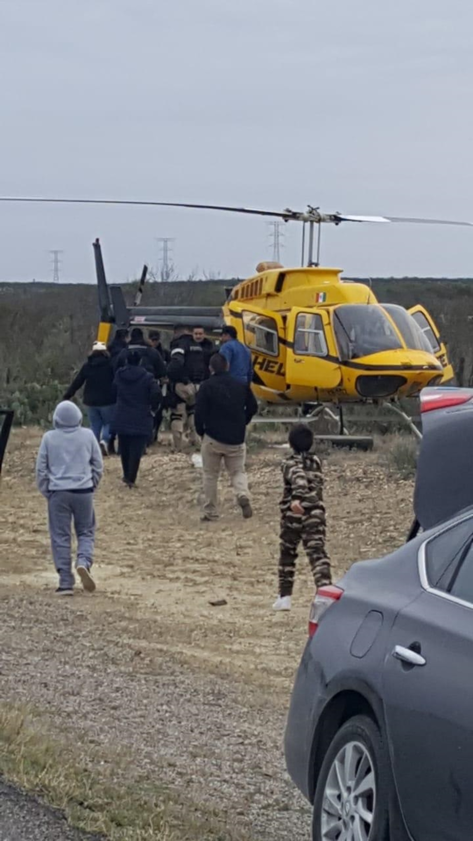 Accidente. Personal de la SSP de Coahuila con apoyo de un helicóptero auxiliaron a la familia