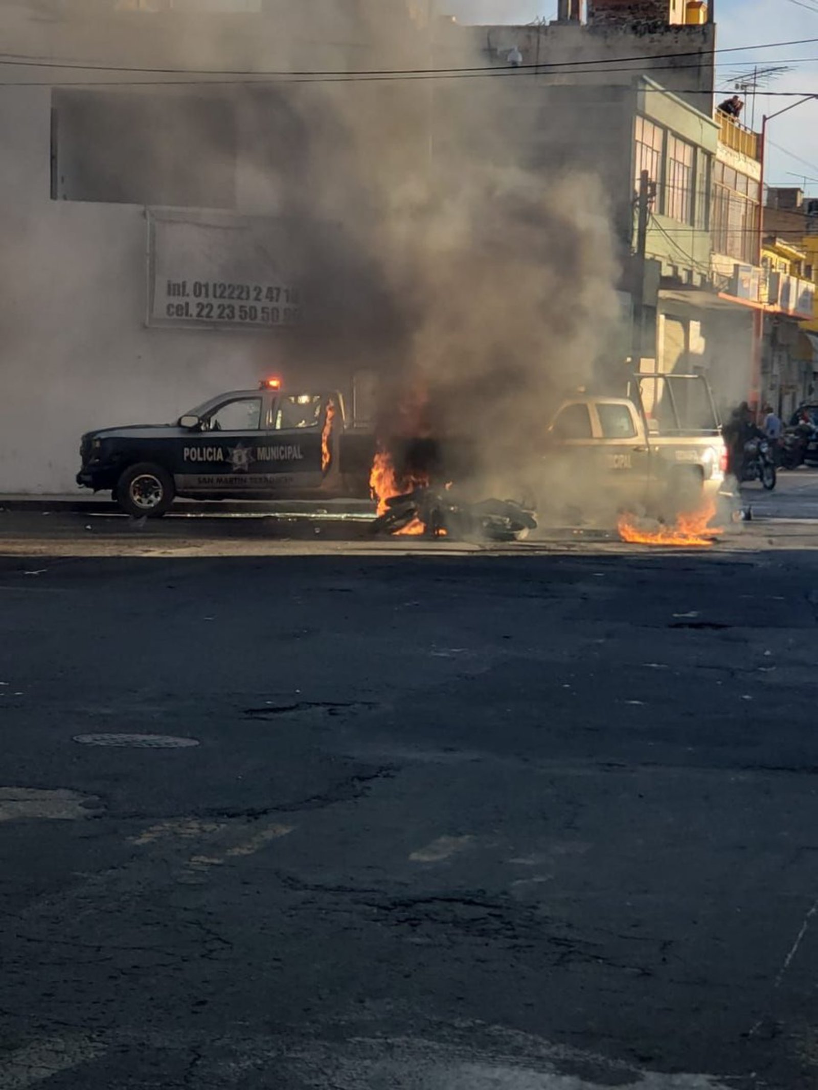 Reacción. Habitantes de San Martín Texmelucan, Puebla, incendiaron la patrulla municipal. (TWITTER)