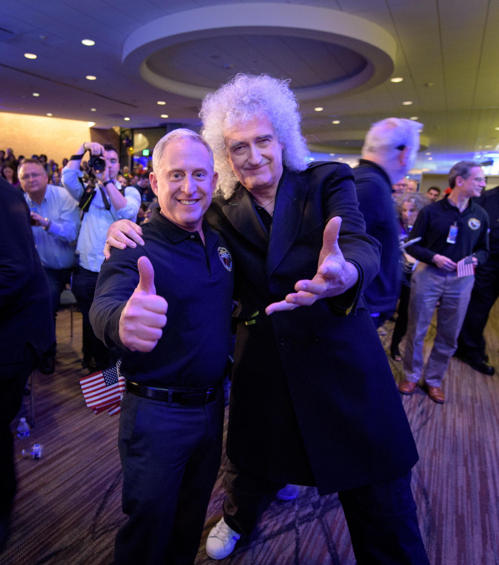 Apoyo. El principal responsable de la misión, Alan Stern (Izq.) aparece junto al guitarrista de Queen y astrofísico Brian May. (AP)