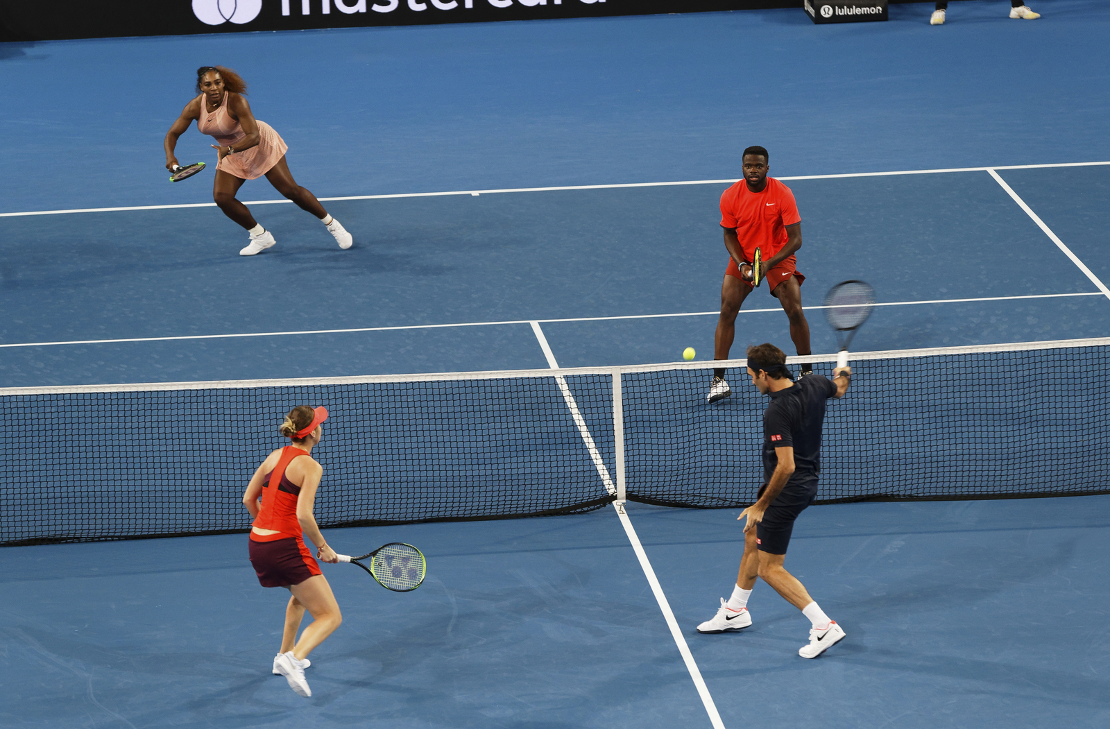Belinda Bencic y Roger Federer (abajo) derrotaron 4-2, 4-3 a Serena Williams y Frances Tiafoe.