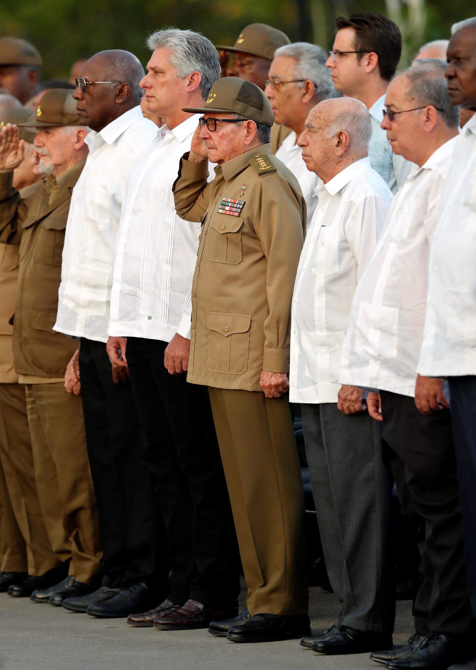 Memoria. El expresidente Raúl Castro encabezó la ceremonia acompañado del presidente Miguel Díaz-Canel. (EFE)