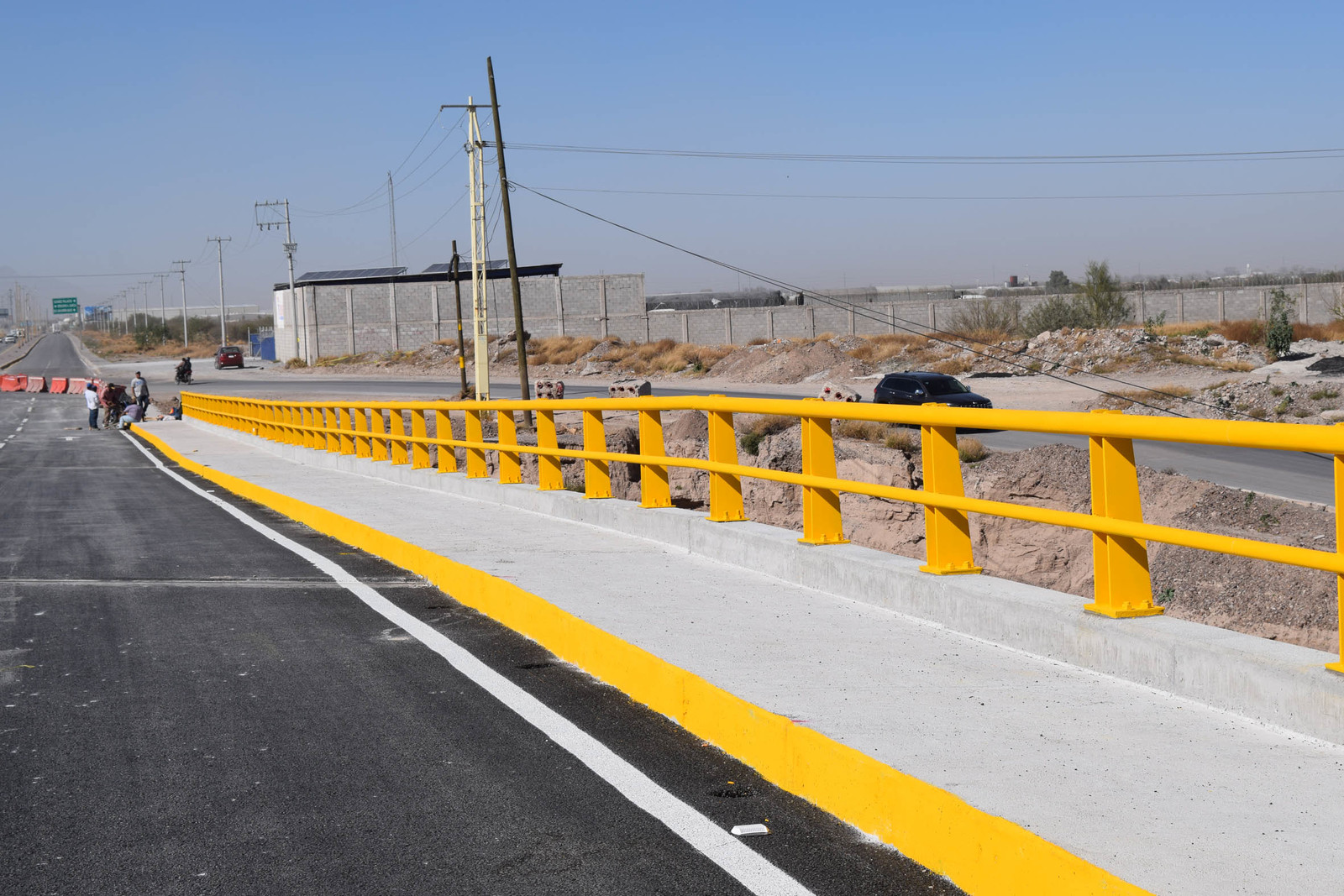 Detalles. La construcción de cunetas para desagüe, además del alumbrado público y señalamientos son algunos de los faltantes en el puente vehicular El Tajito. (EL SIGLO DE TORREÓN) 