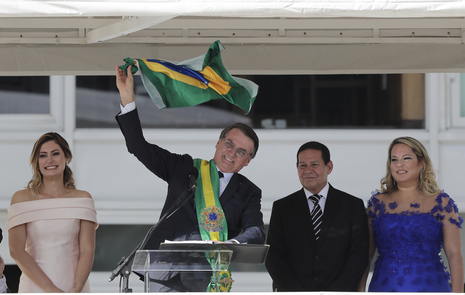 Celebra. El ultraderechista Jair Bolsonaro tomó ayer posesión como presidente de Brasil. (AP)
