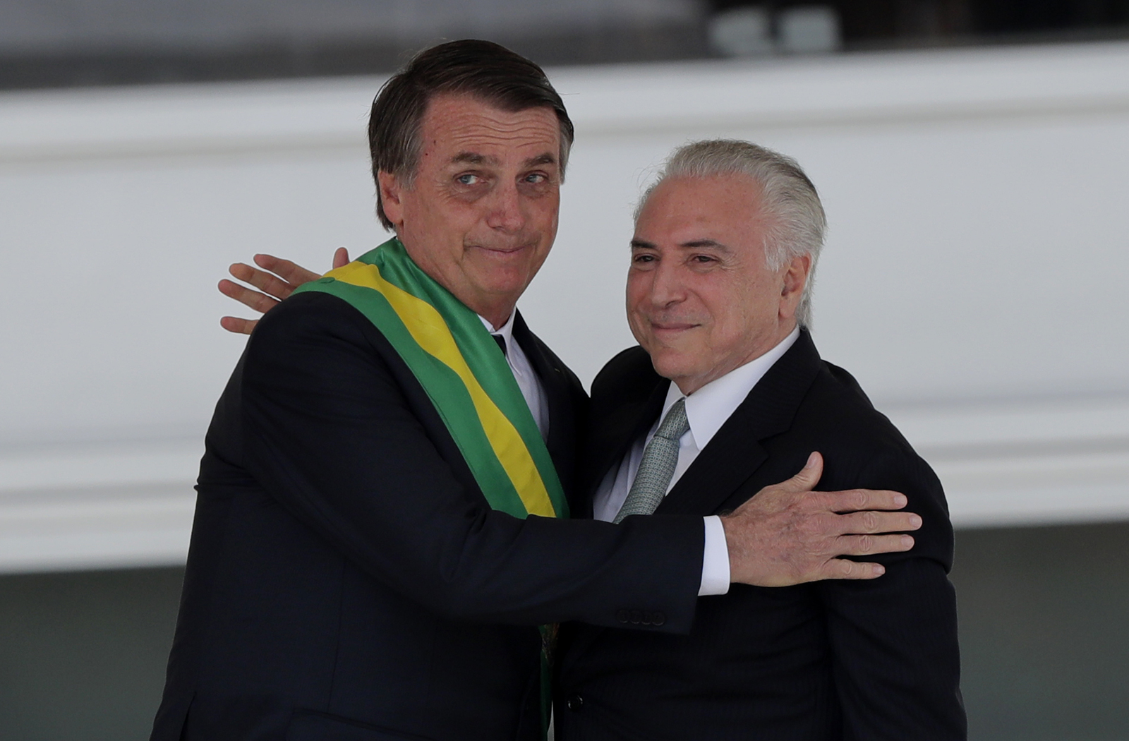 Relevo. Bolsonaro recibió la banda presidencial deMichel Temer, quien fue cuestionado desde su llegada al poder. (AP)