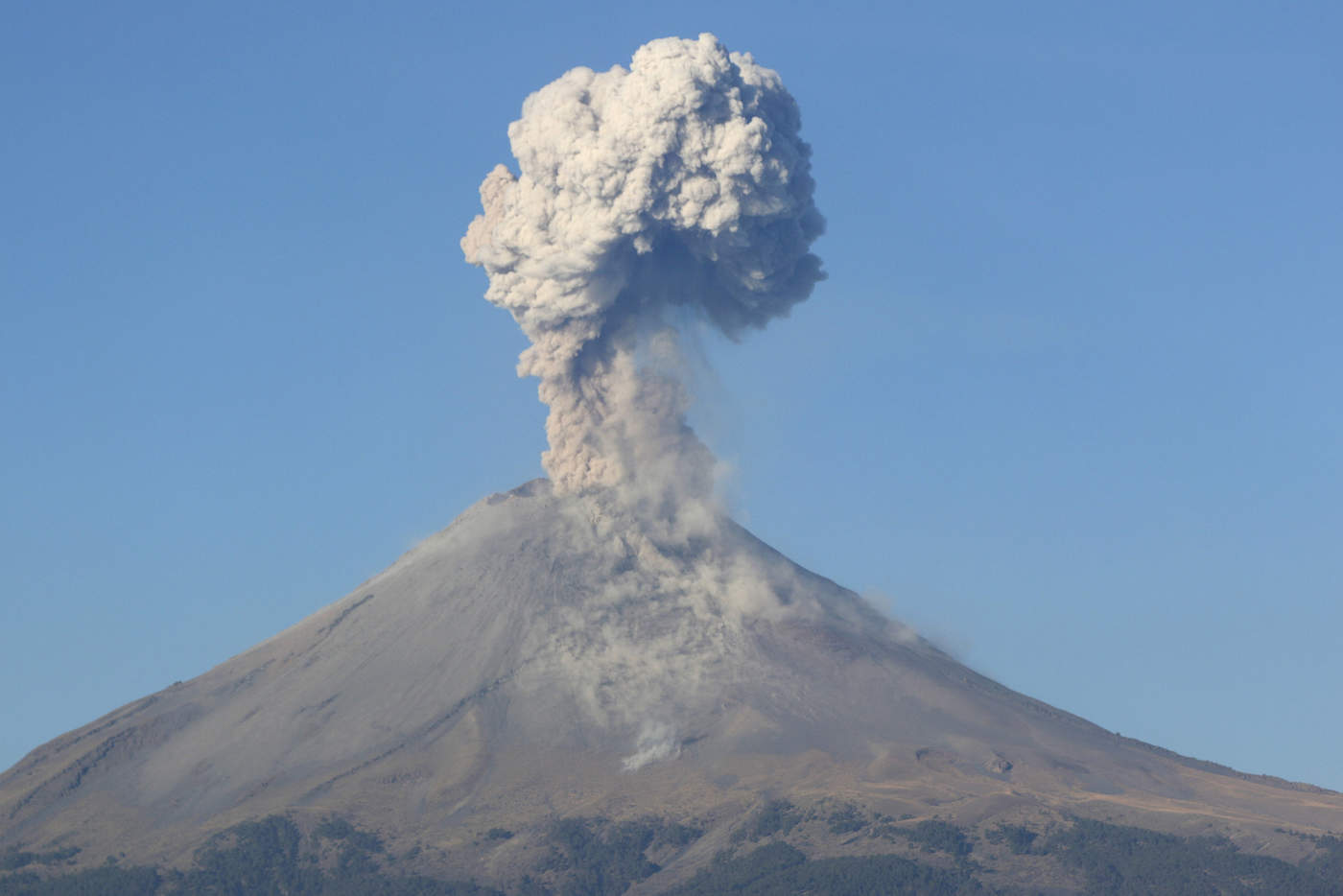 El volcán Popocatépetl emitió 190 exhalaciones en las últimas 24 horas, las cuales estuvieron acompañadas de vapor de agua, gas y en ocasiones pequeñas cantidades de ceniza, reportó el Centro Nacional de Prevención de Desastres (Cenapred).  (ARCHIVO)