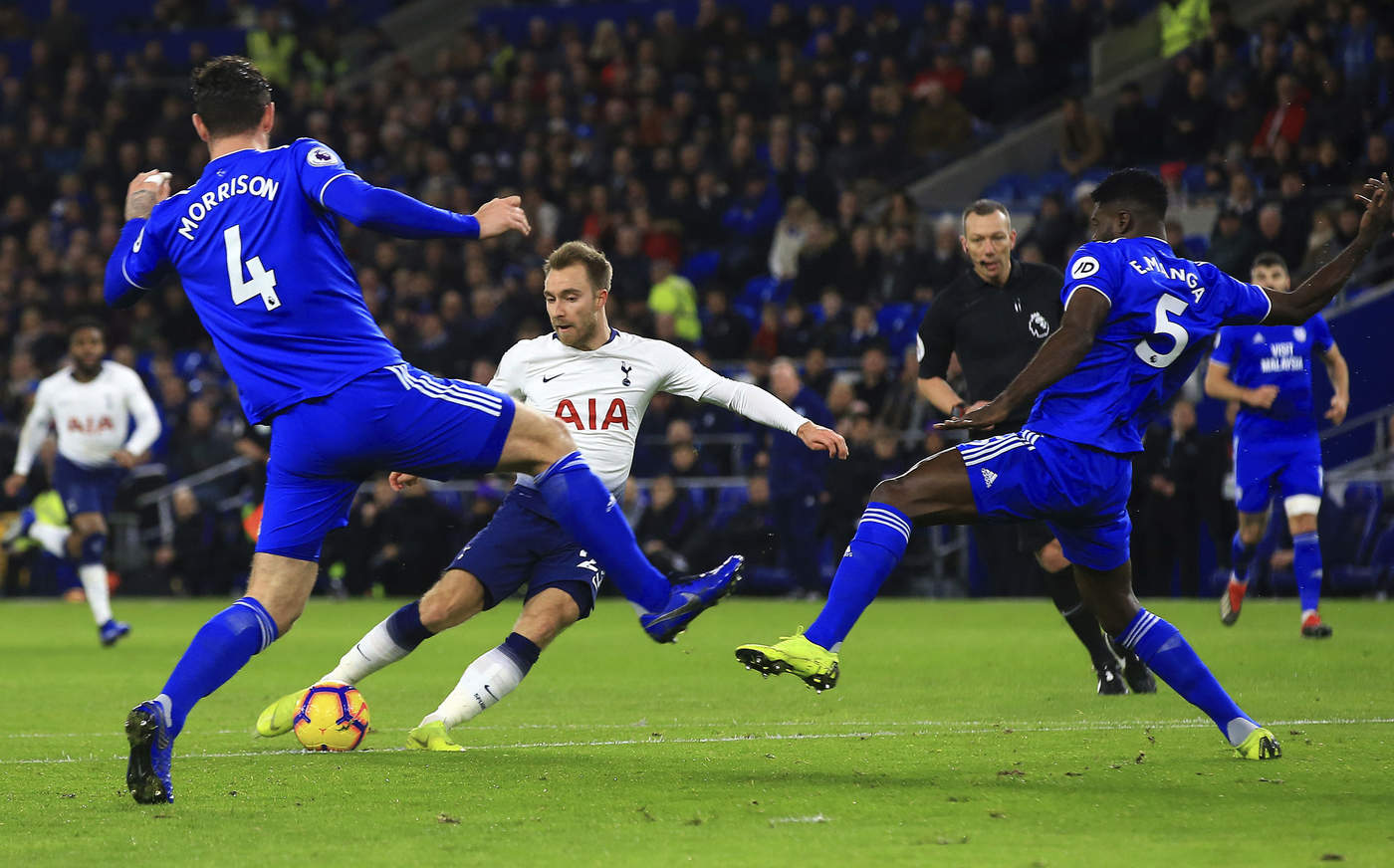 Christian Eriksen golpea el balón para marcar el segundo tanto en la victoria del Tottenham 3-0 sobre Cardiff City. (EFE)