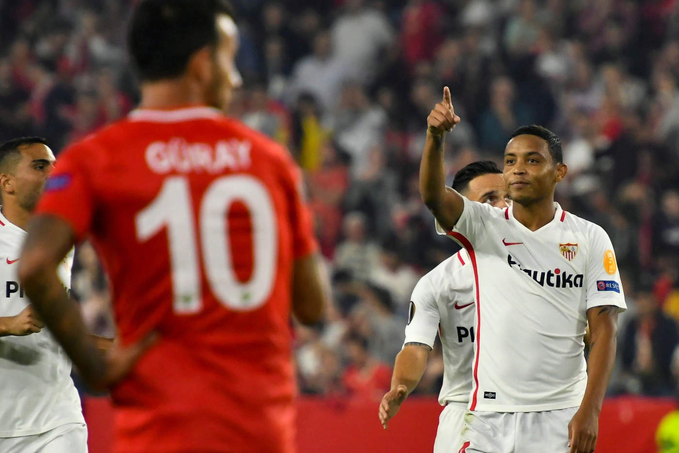 Sevilla y Fiorentina cerraron un acuerdo para que el colombiano Luis Muriel llegue a préstamo con el equipo italiano.