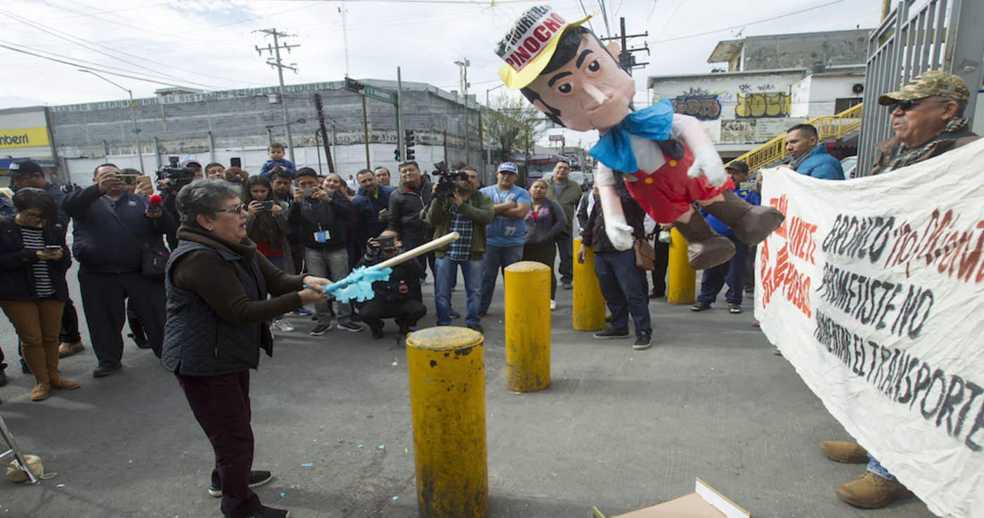Los inconformes rompieron una piñata con la imagen de “Pinocho” que representaba a Rodríguez Calderón. (ESPECIAL)