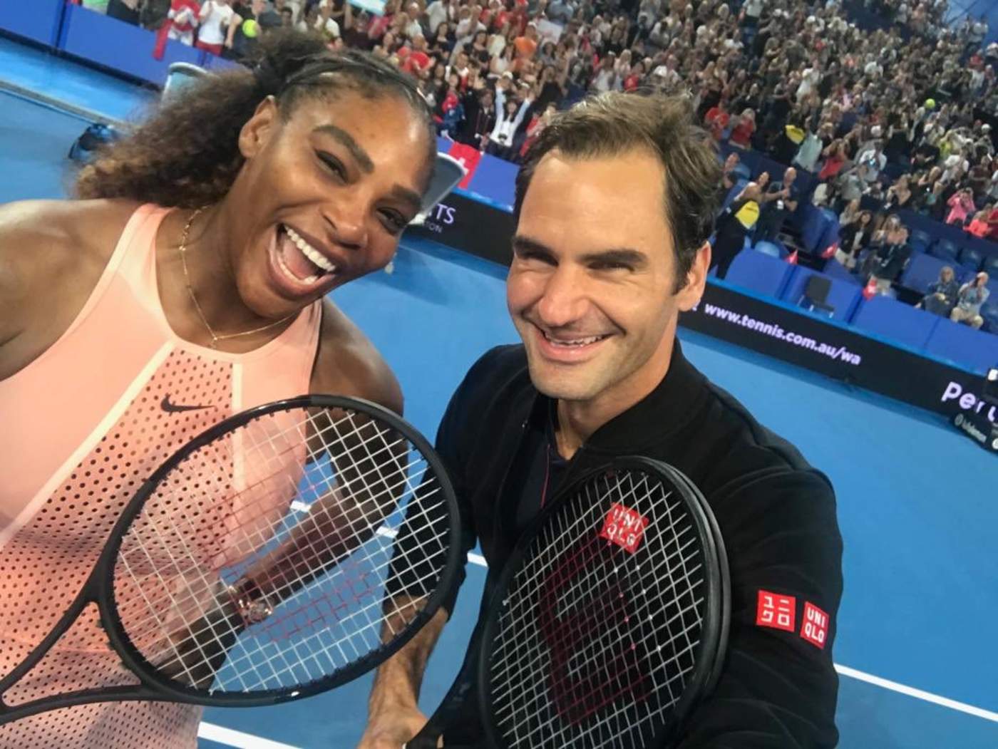 Serena Williams y Roger Federer no desaprovecharon la oportunidad y se tomaron una ‘selfie’ al terminar el encuentro. (Cortesía)