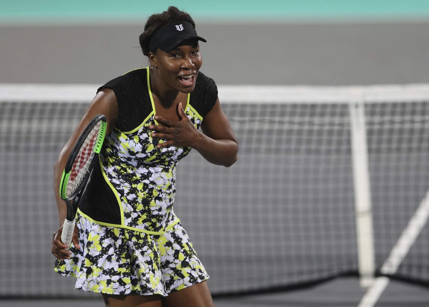 En un duelo entre dos exnúmero uno del mundo, Venus Williams se impuso 6-3, 1-6, 6-3 a Victoria Azarenka en Auckland.