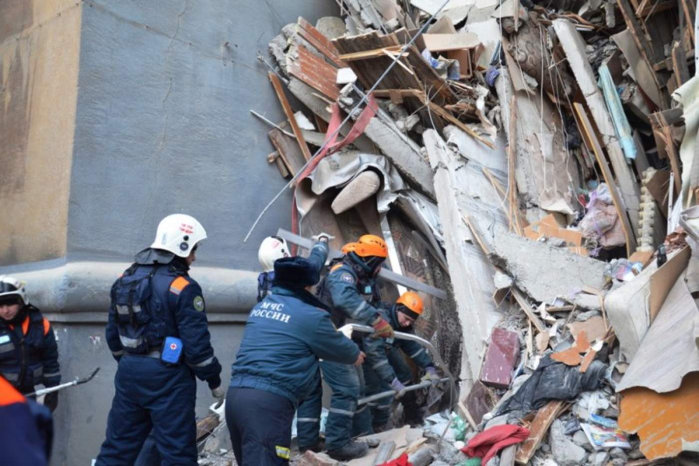 Suman 22 los muertos por derrumbe de edificio en Rusia
