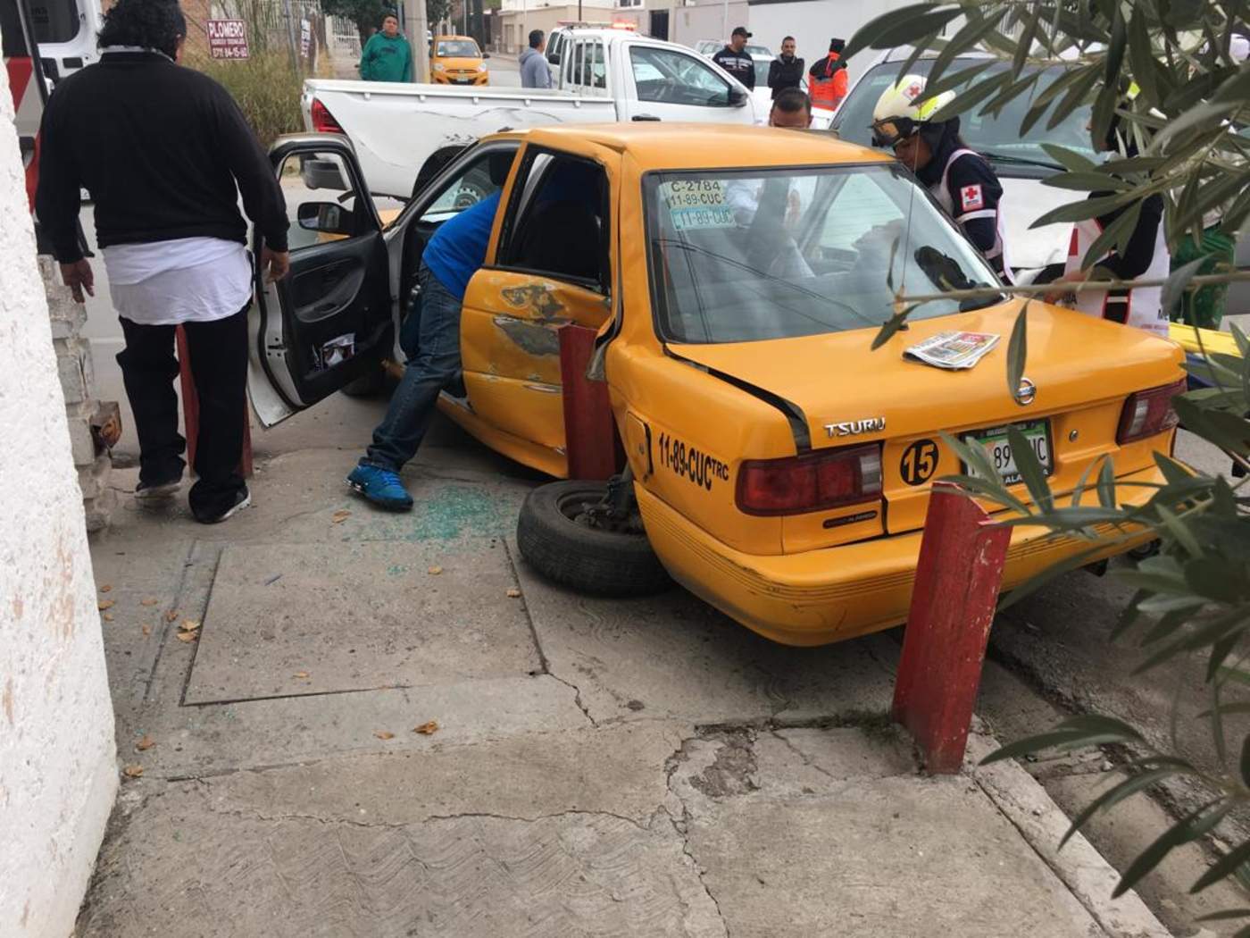 Pasajera quedó prensada al interior del taxi tras el accidente. (EL SIGLO DE TORREÓN) 