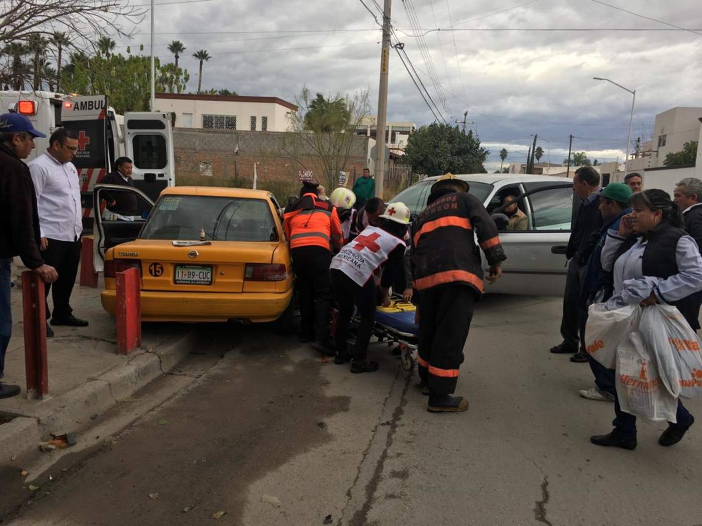 Paramédicos de la Cruz Roja liberaron a la mujer que quedó atrapada dentro del vehículo. (EL SIGLO DE TORREÓN) 
