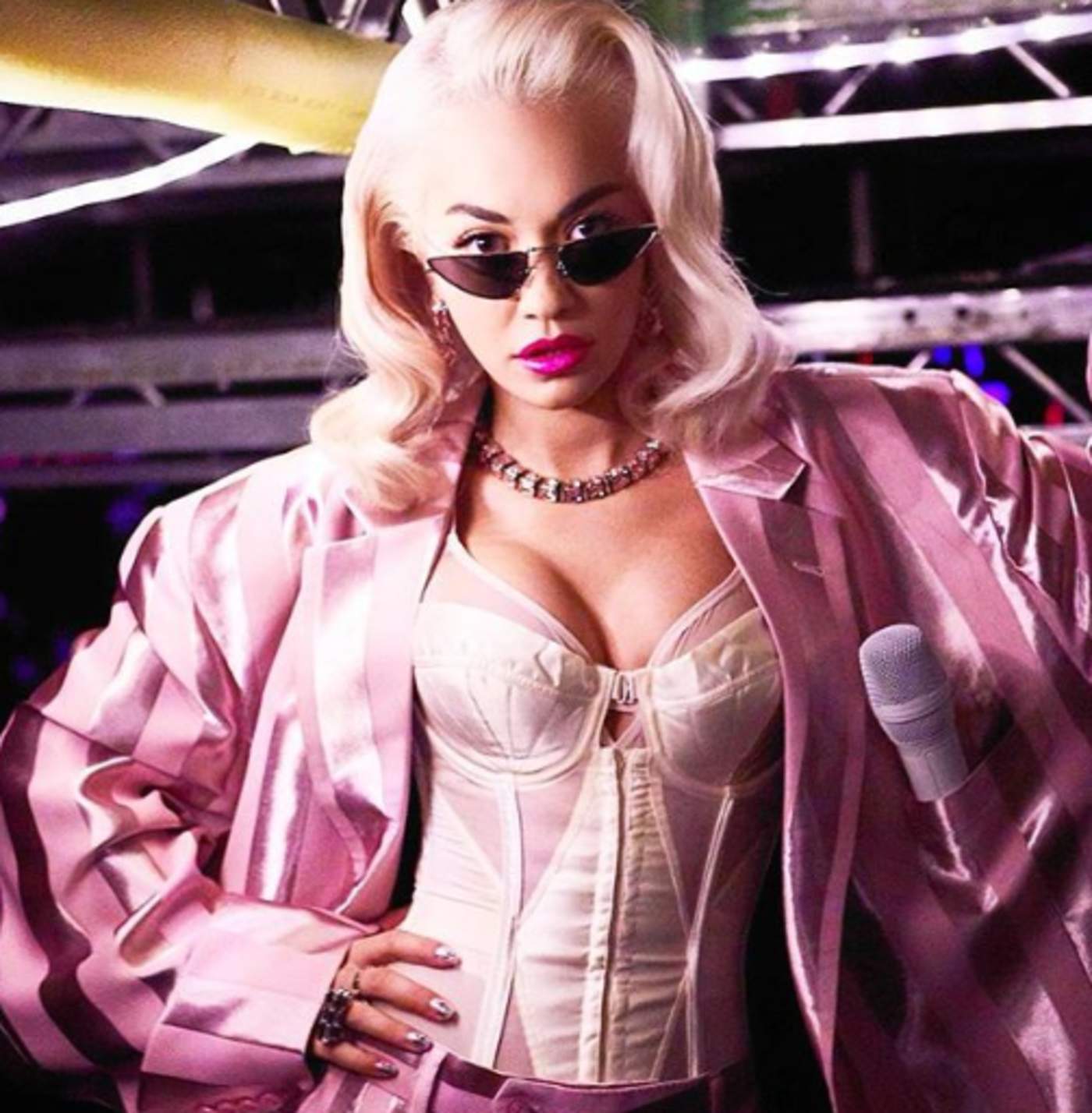 Rita Ora recibe el año nuevo con sensuales fotografías en Instagram