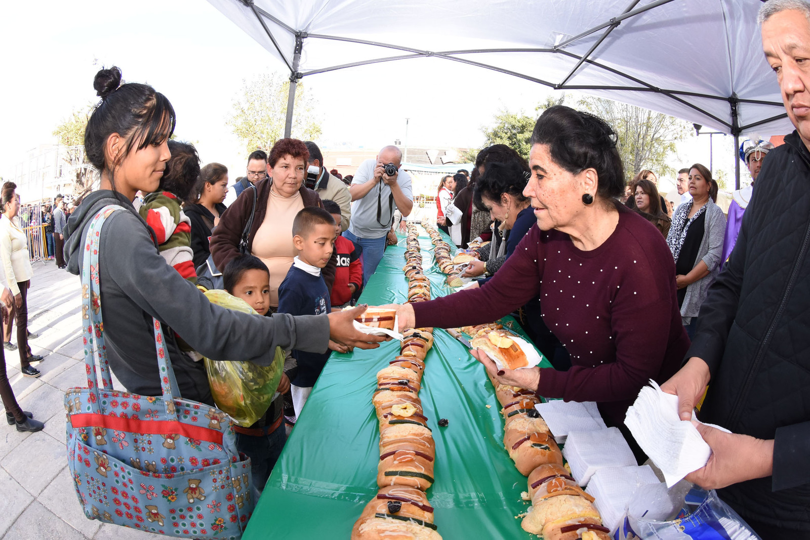 Tradiciones. Invita el DIF a celebrar el levantamiento del niño Dios y degustar rosca de Reyes. (CLAUDIA LANDEROS)