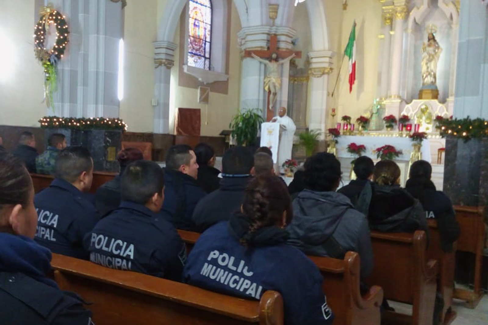 Celebran su día. Policías de Ciudad Lerdo acudieron a dar gracias por un año de trabajo al templo del Sagrado Corazón. (EL SIGLO DE TORREÓN)