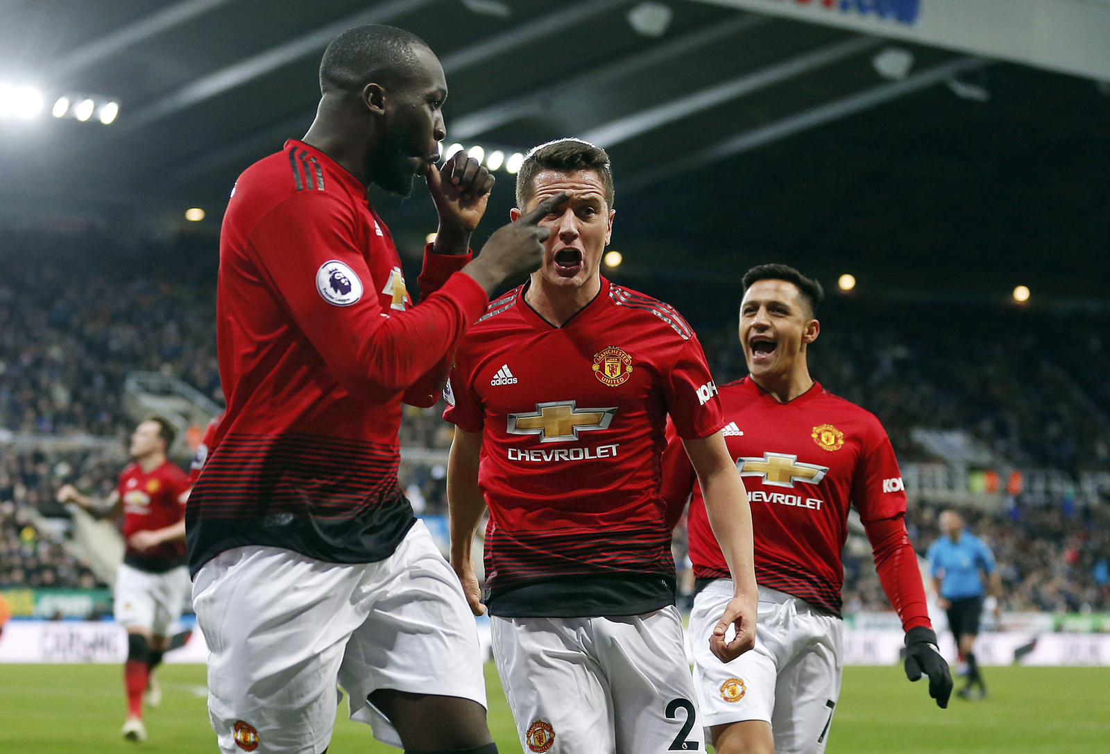 Romelu Lukaku (i) celebra luego de marcar el primer gol del United en la victoria 2-0 sobre Newcastle.