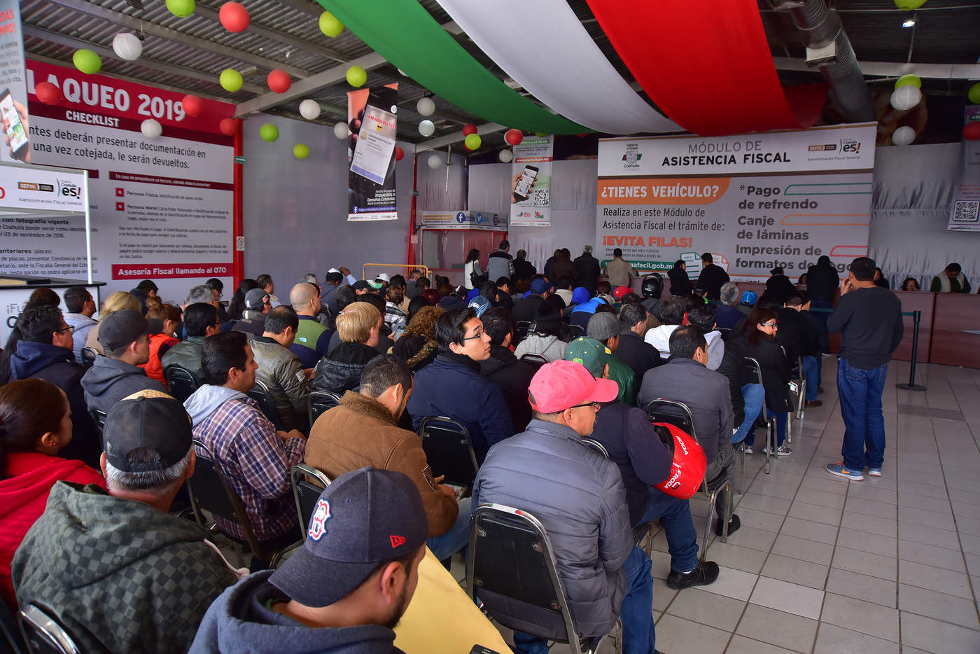 Se tramitan y reciben las nuevas placas de circulación de Coahuila para quienes realizaron el pago en forma anticipada. (ERNESTO RAMÍREZ)