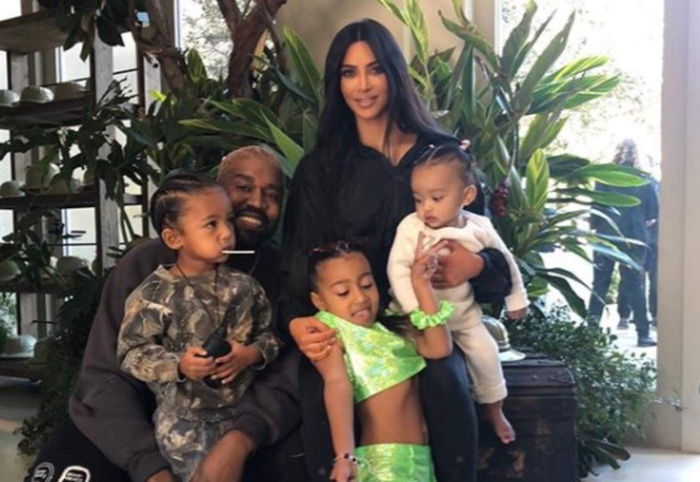 Padres. Kim Kardashian y Kanye West concebirán a su cuarto hijo a través de un vientre subrogado. (ESPECIAL)