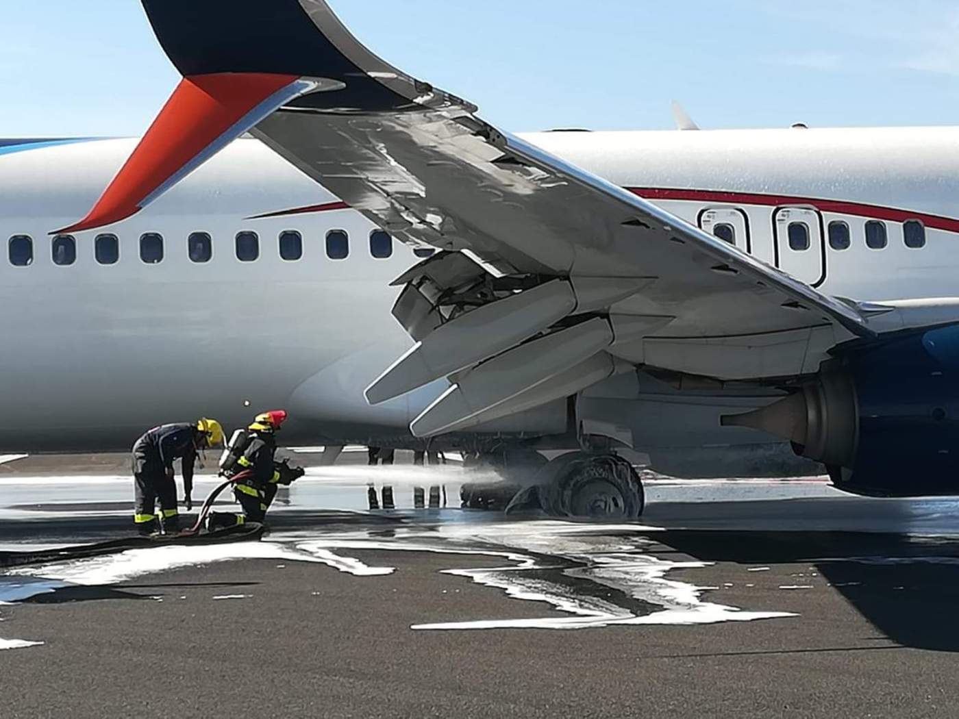 Un avión de Aeroméxico fue evacuado de emergencia luego de que al aterrizar en el aeropuerto de Guadalajara se incendiaran sus neumáticos, informó la aerolínea. (TWITTER: @Quadratin_Jal)