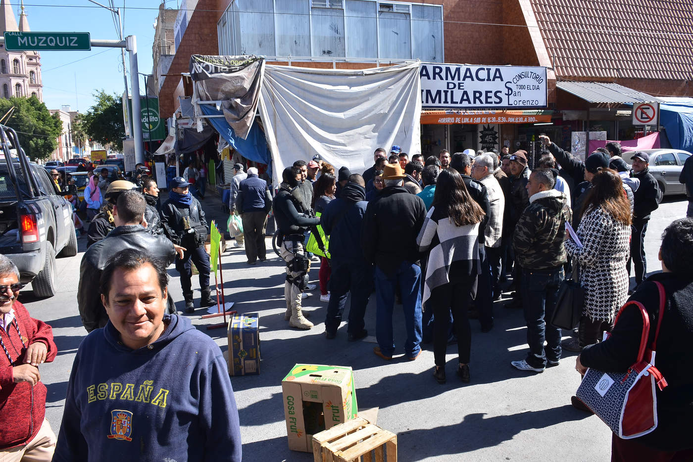 Locatarios de la Alianza se manifestaron en contra de agentes de Tránsito de Torreón. (FERNANDO COMPEÁN) 