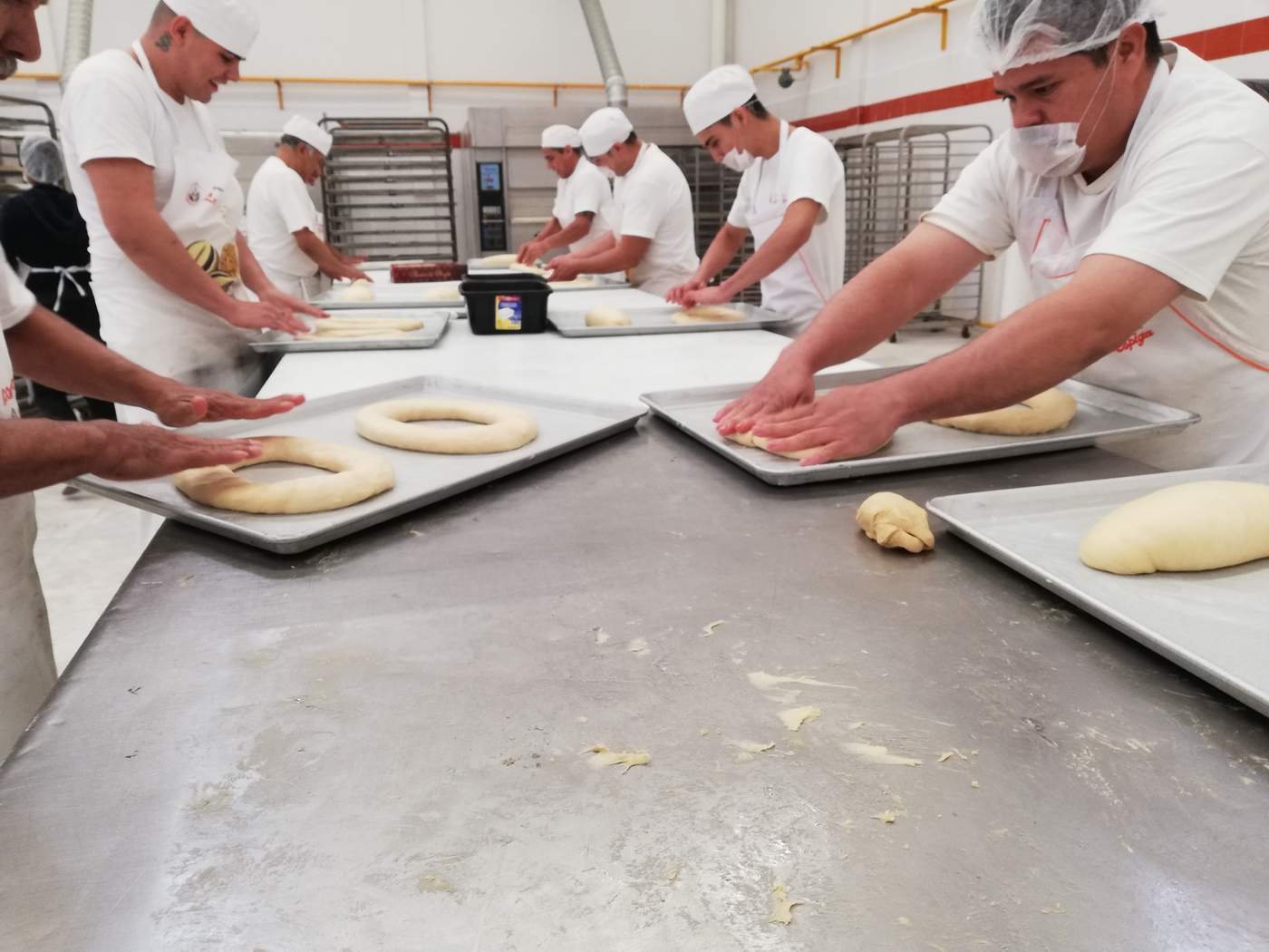 En una nave industrial nueva ubicada en el centro de la ciudad, la panadería La Espiga de La Laguna trabaja a partir de este 3 de enero en la elaboración de tradicionales roscas de reyes. (EL SIGLO DE TORREÓN)