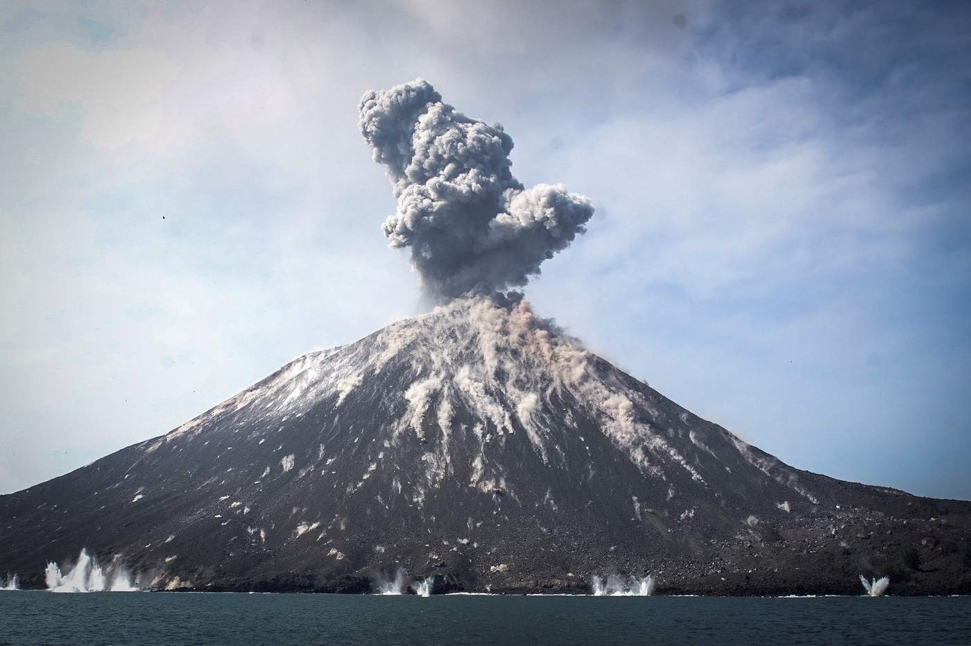 La dependencia precisó que la erupción duró alrededor de un minuto, por lo que el estado de alerta se mantiene en el tercer nivel de una escala de cuatro. (ARCHIVO)