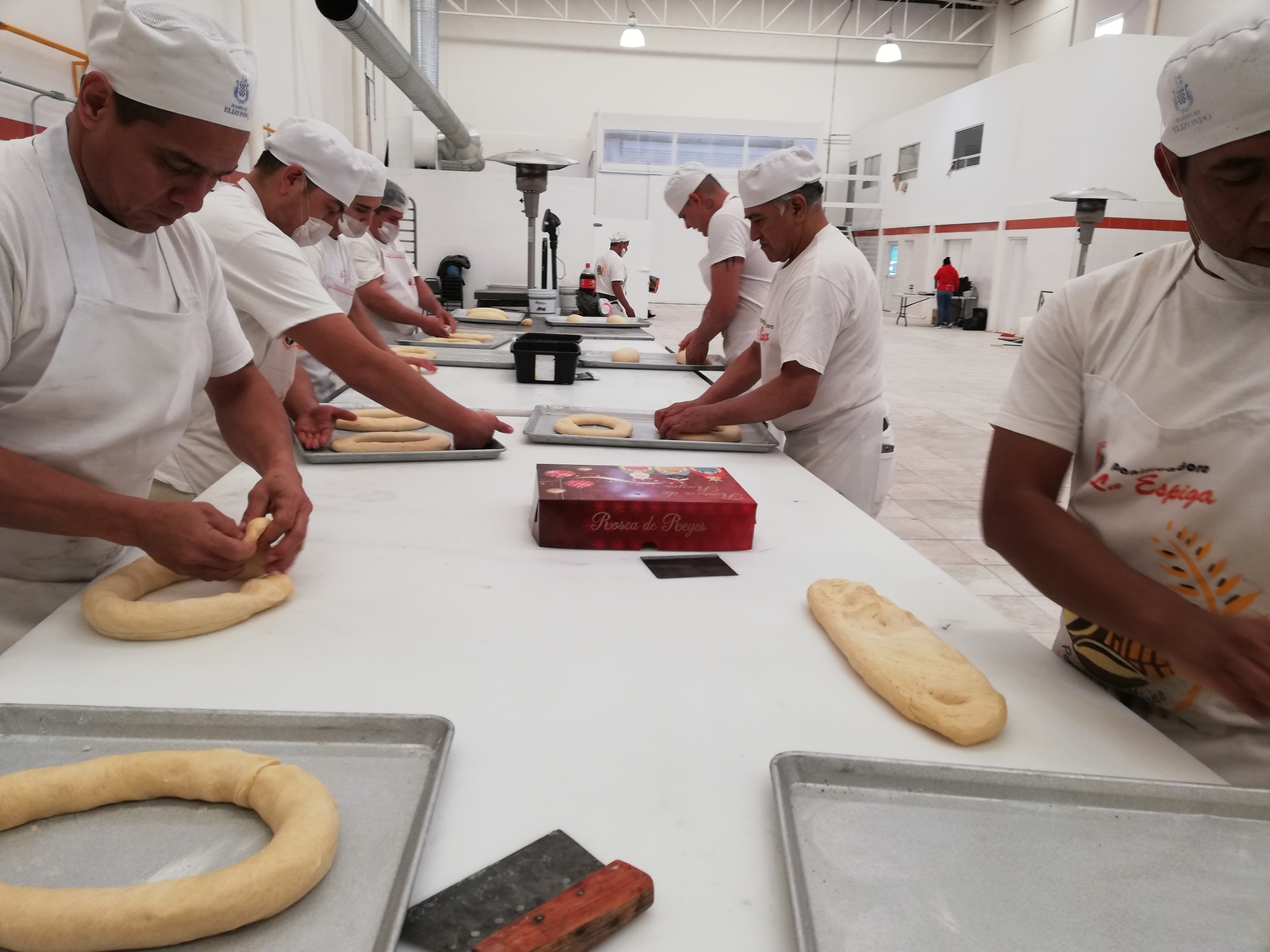 Compartir. Panaderos laguneros trabajan desde el 3 de enero para que el producto llegue hasta Monterrey. (EL SIGLO DE TORREÓN/VIRGINIA HERNÁNDEZ)