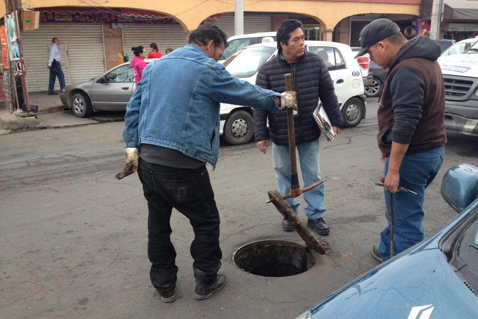 Supervisión. Personal del Sideapa acude al mercado para revisar las descargas de drenaje de los locales. (EL SIGLO DE TORREÓN)