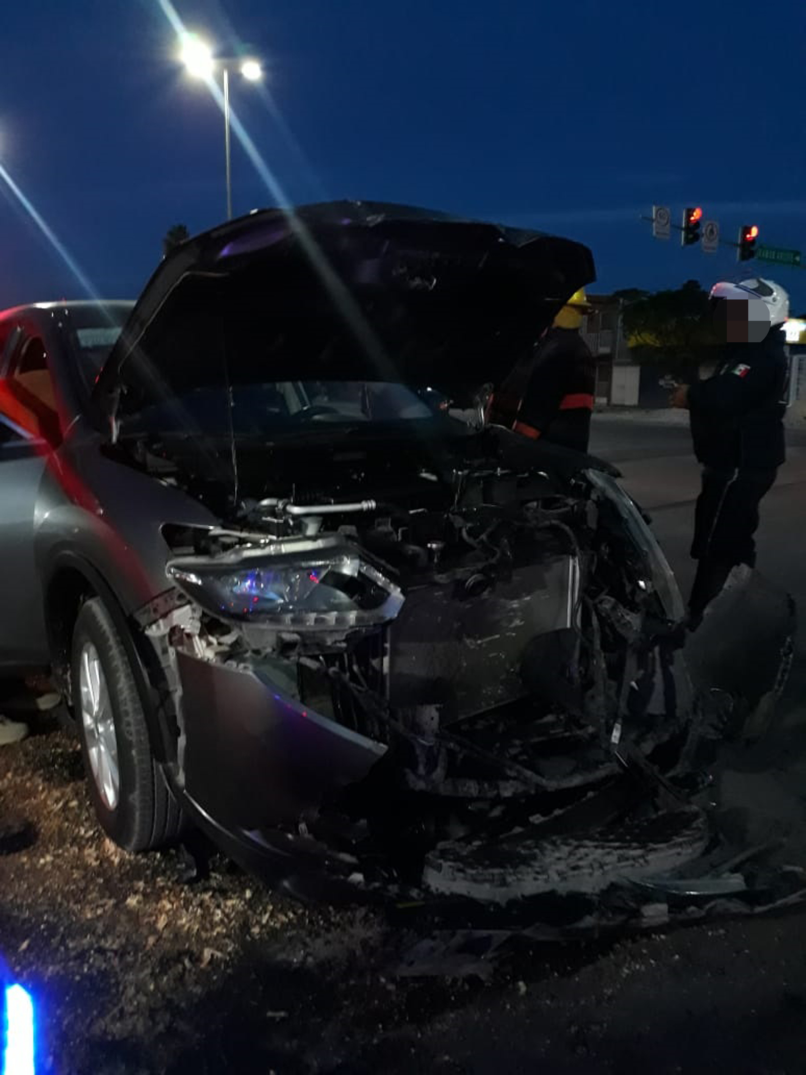 Daños. La camioneta Nissan Xtrail resultó con el frente prácticamente destruido. (EL SIGLO DE TORREÓN)