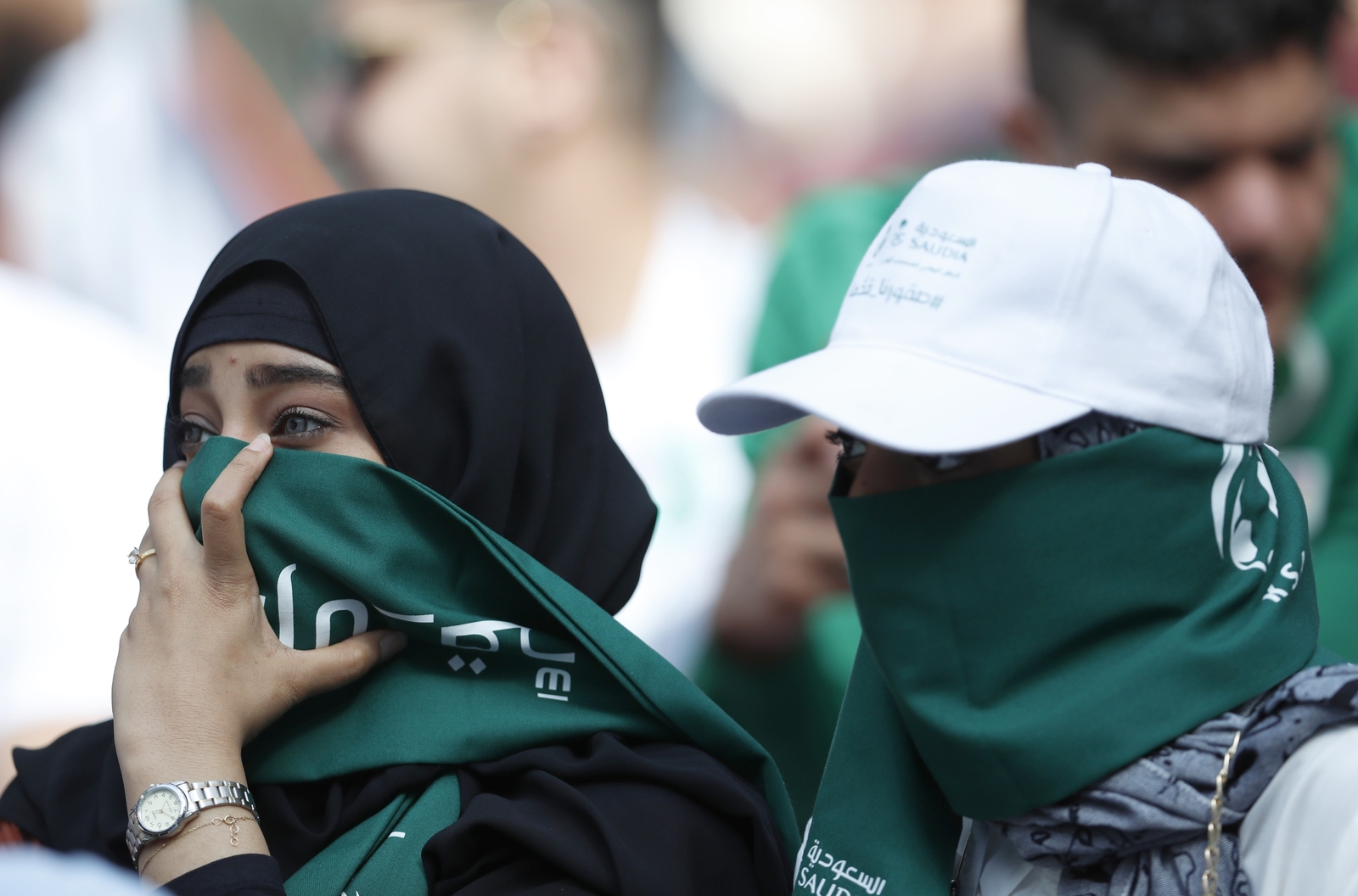 Mujeres saudíes en las gradas previo al partido entre Rusia y Arabia Saudí que dio inicio a la Copa del Mundo en el estadio Luzhniki, Rusia.