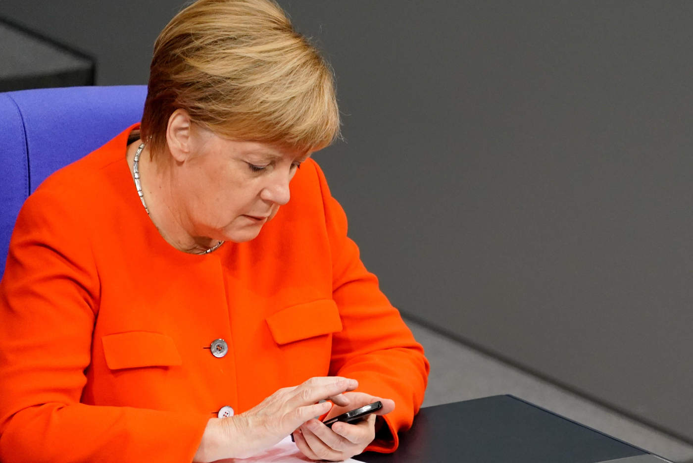 Merkel figura entre los políticos a quienes un grupo desconocido de hackers ha puesto en la diana a través de las redes sociales donde han sido publicados datos personales. (EFE)