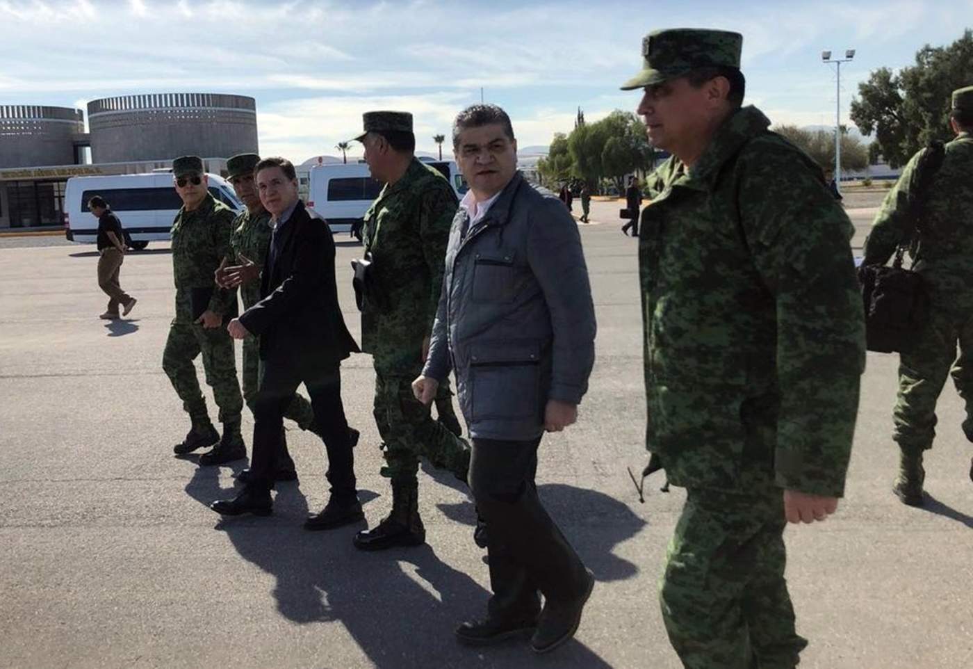 A través de su cuenta de la red social Twitter, el gobernador coahuilense Miguel Riquelme compartió la visita del Mando Militar. (Especial)