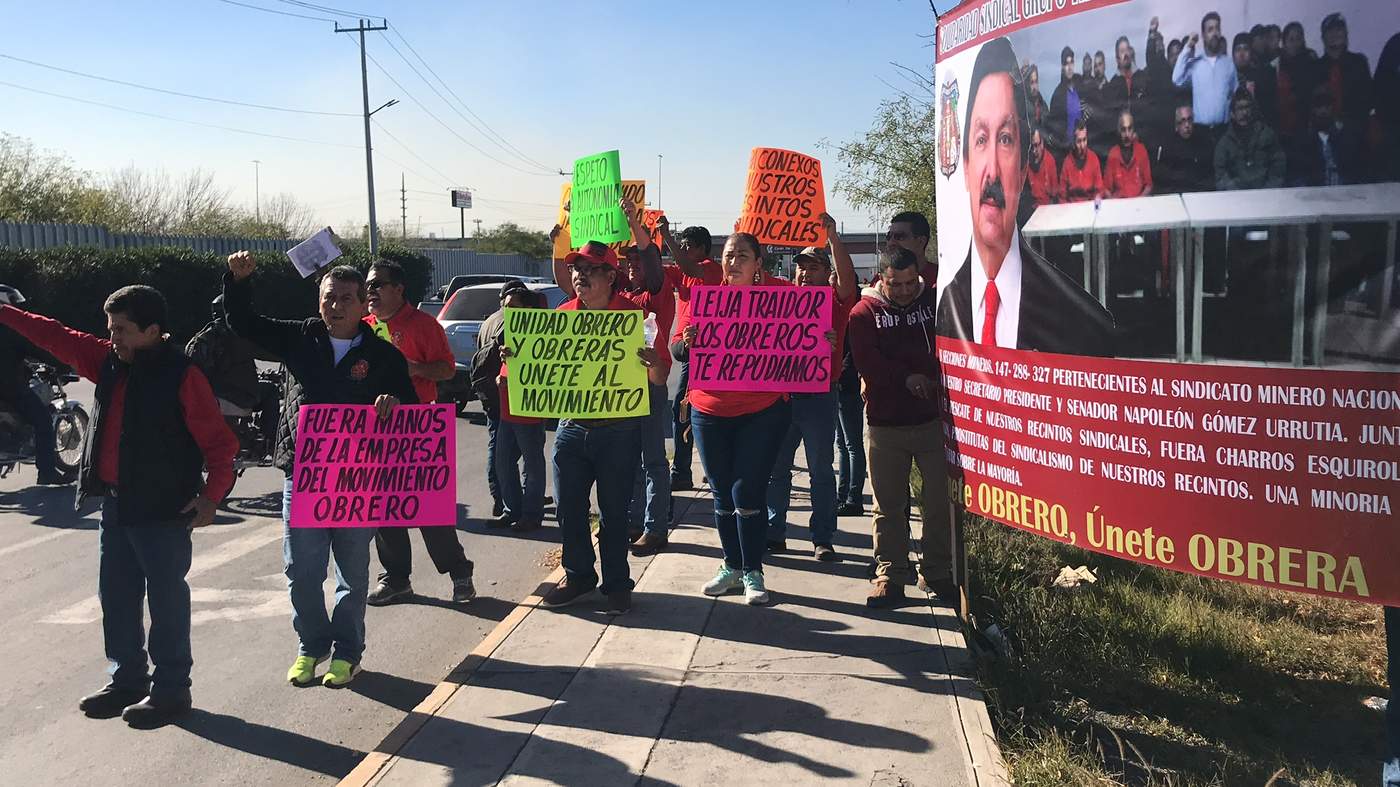 La fracción “napista” de la sección 147 encabezada por su Secretario General Local Gerardo Salazar Balderas, realizó una manifestación frente a la puerta tres de AHMSA.