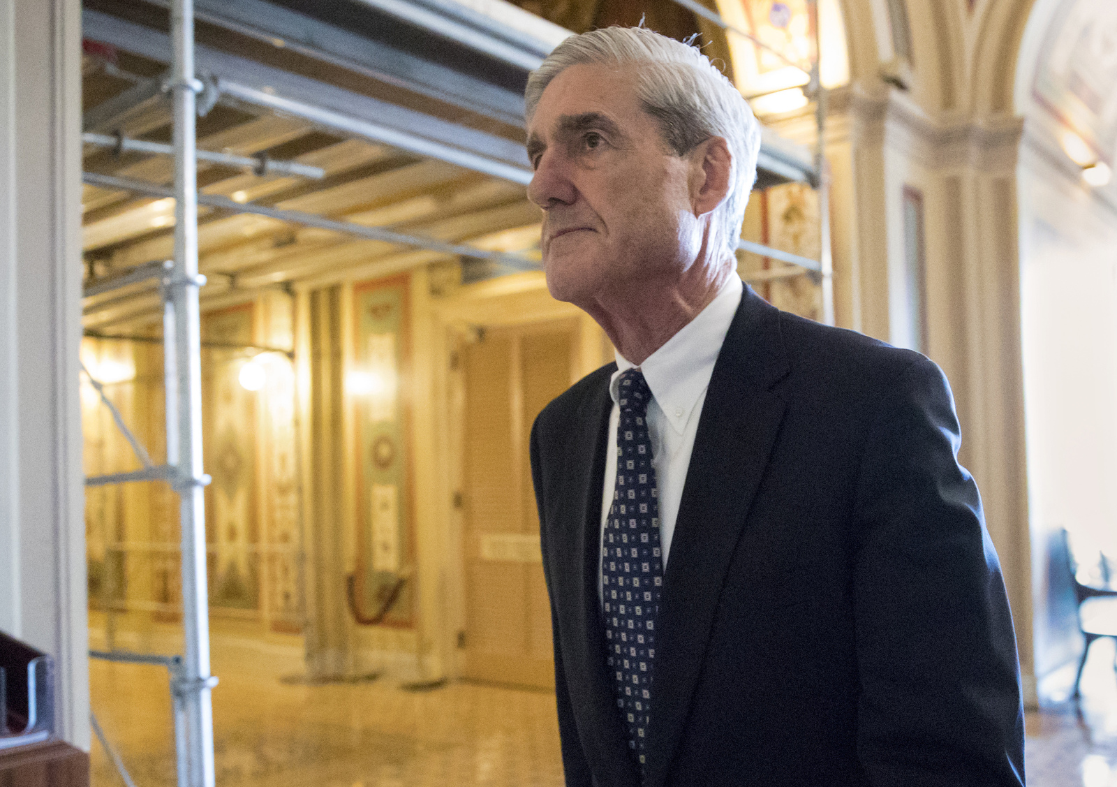Indaga. Robert Mueller investiga desde mayo de 2017, los posibles lazos entre miembros de la campaña de Trump y el Kremlin. (ARCHIVO)