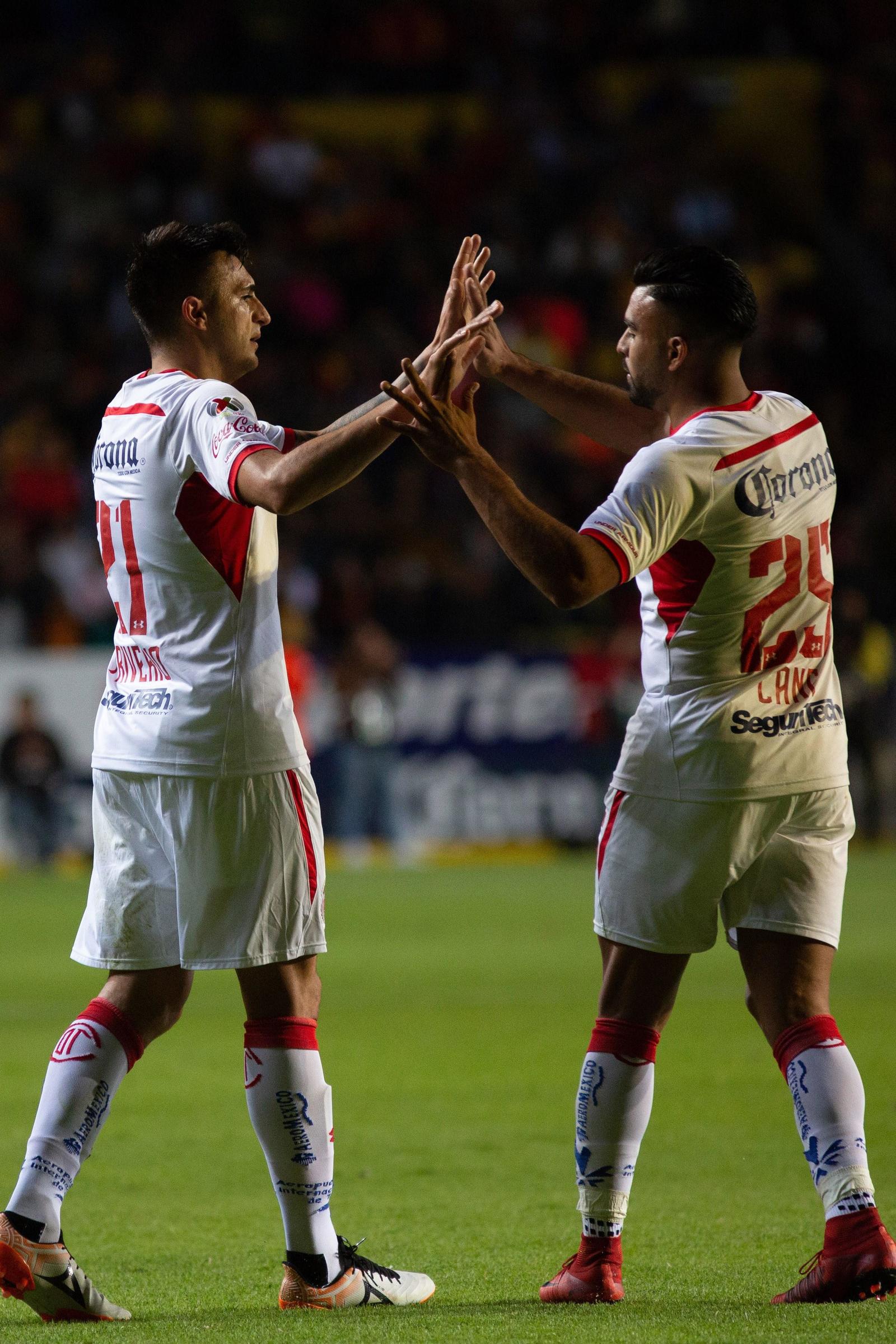 El jugador de Toluca Enrique Triverio (i) festeja su gol con Pedro Canelo (d) en contra de Morelia ayer. (ARCHIVO)