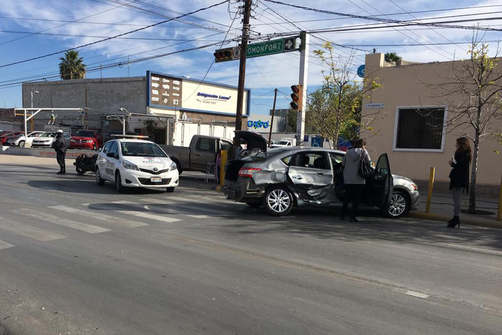 Accidente. Un vehículo Nissan Sentra de color gris, presuntamente se pasó la luz roja en el semáforo.