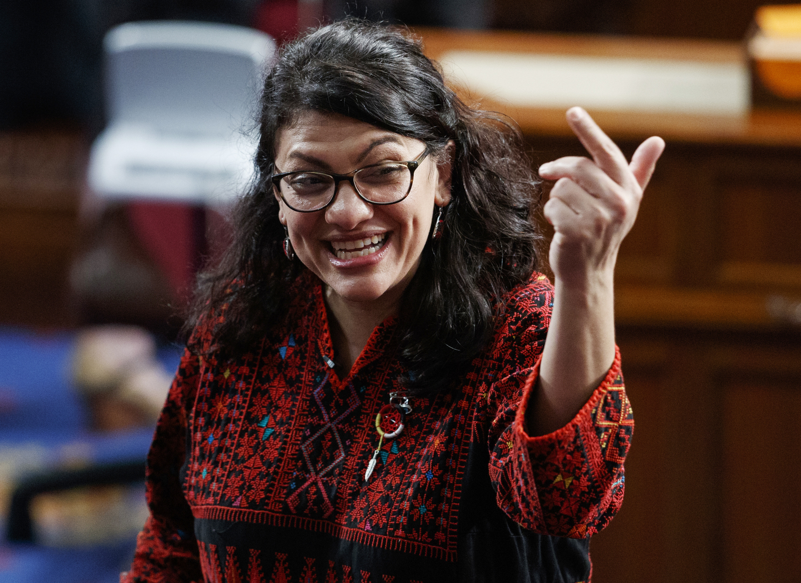 Apoya. La representante demócrata Rashida Tlaib sonríe en la Cámara de Representantes en el Capitolio. (ARCHIVO)