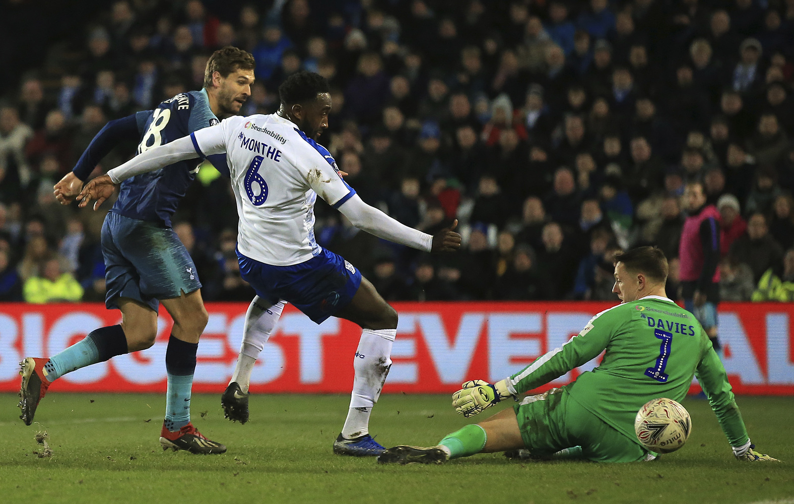 El delantero del Tottenham Fernando Llorente (i) anota el cuarto gol de su equipo durante el juego de la tercera ronda de la Copa FA. (ARCHIVO)
