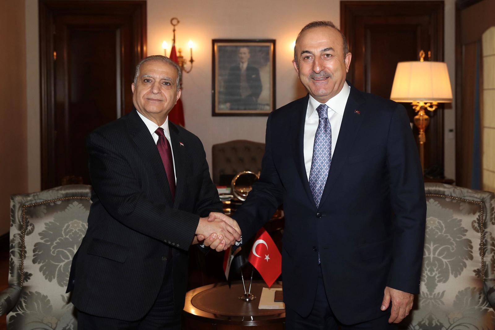 Negociación. El ministro turco de Exteriores, Mevlüt Çavusoglu (Der.), tuvo unencuentro con su homólogo iraquí, Mohamed Ali Alhakim (Izq.). (ARCHIVO)