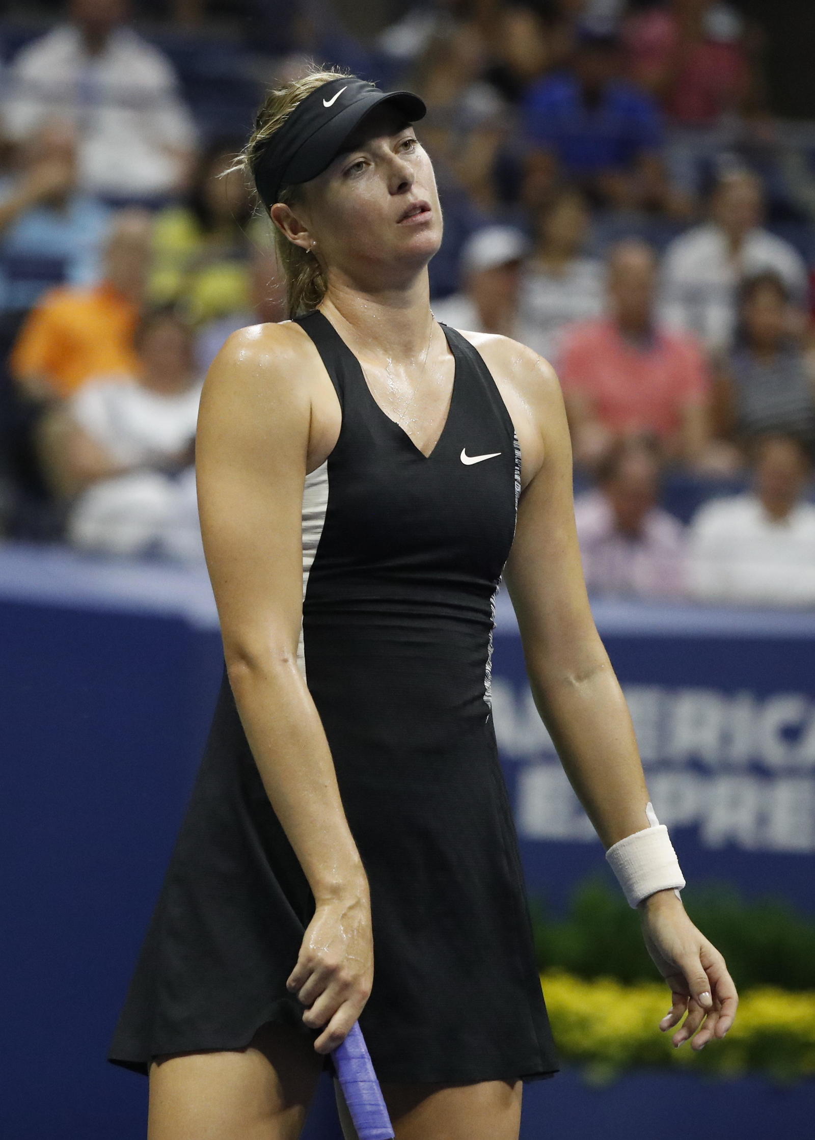 Sharapova perdía 6-1, 4-2 ante Aryna Sabalenka antes de retirarse. (ARCHIVO)