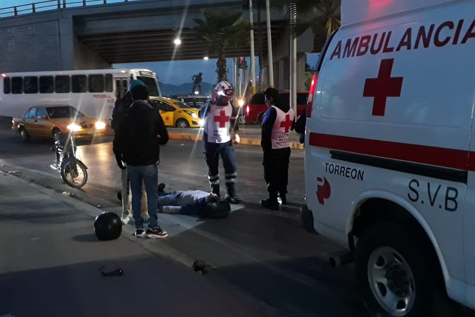 Atención. Paramédicos de la Cruz Roja de Torreón arribaron al lugar para atender al peatón lesionado.