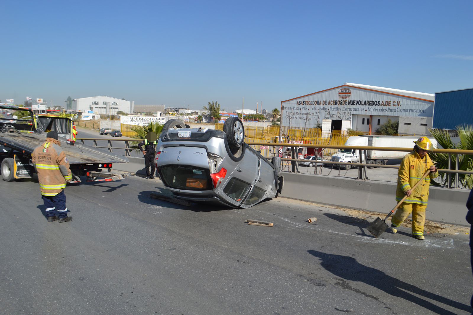 Accidente. La volcadura de la camioneta se registró por la mañana del viernes sobre el Puente Centenario de Gómez Palacio.