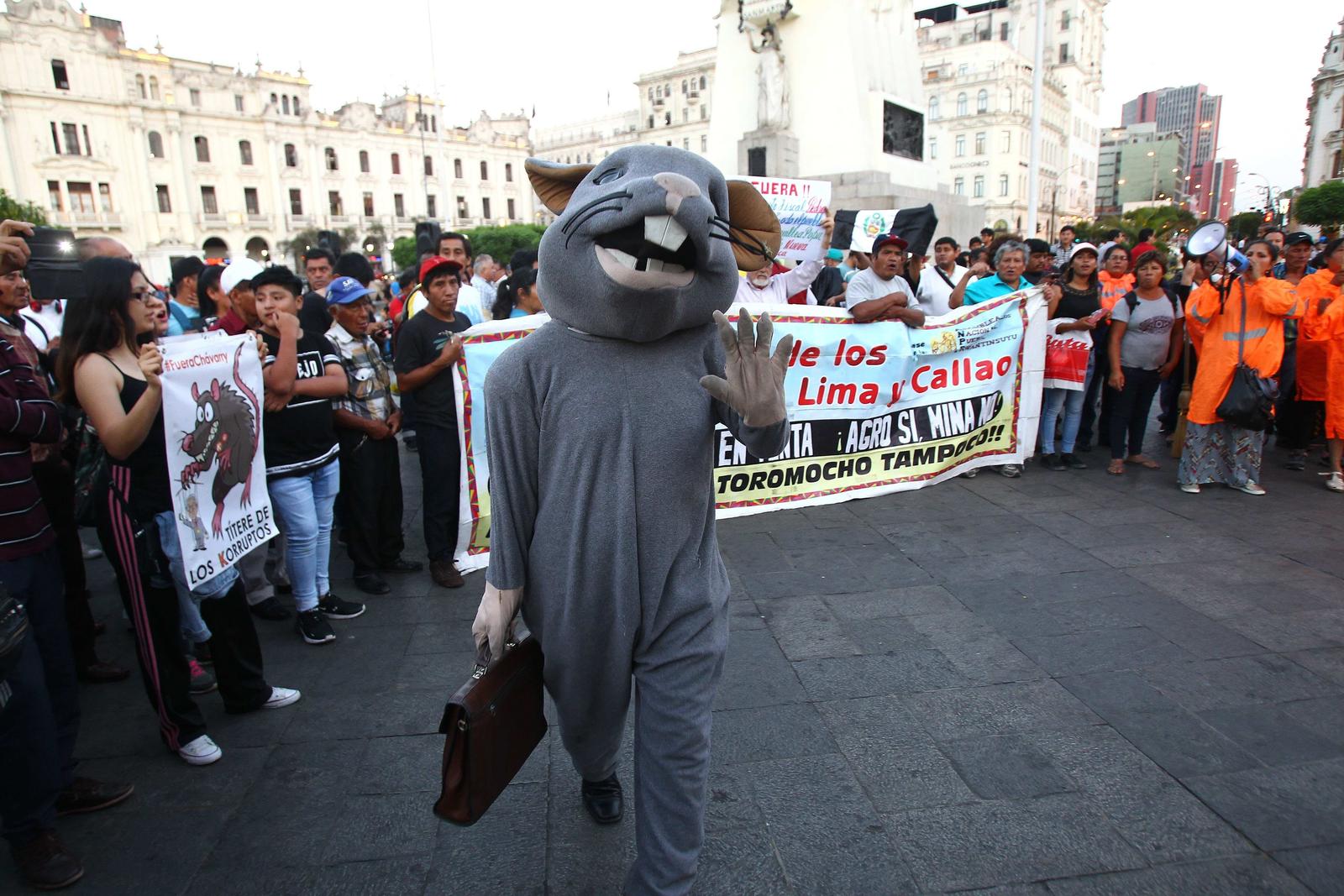 Masiva manifestación en Perú contra fiscal