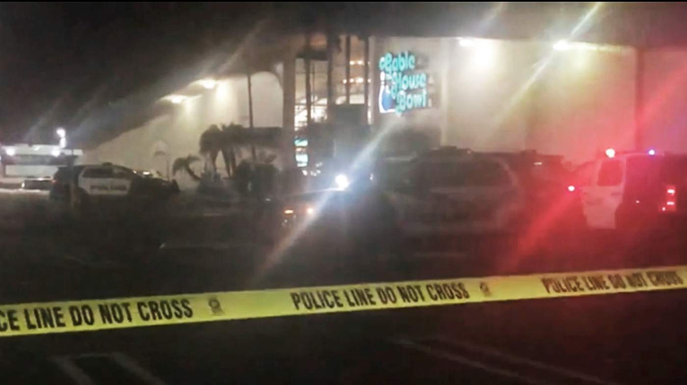 Reportan al menos tres muertos en tiroteo en boliche en California. (AP) 